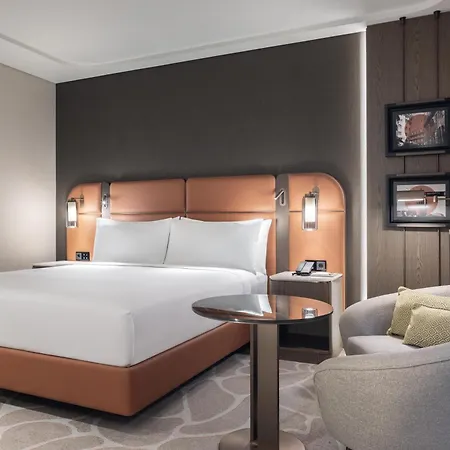 Hilton Airport Отель