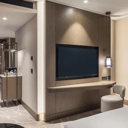 Hotell Hilton Airport 5*