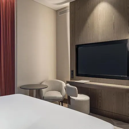 Hilton Airport Hotell 5*