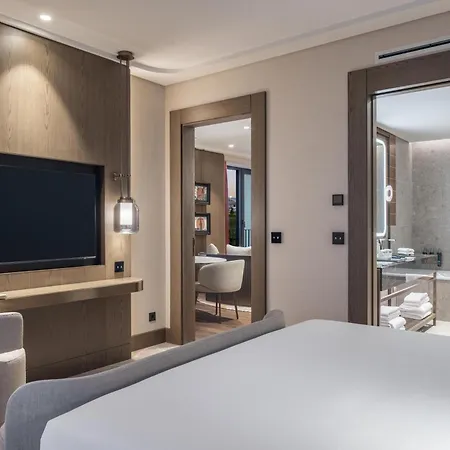Hilton Airport Отель