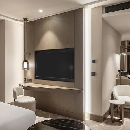 Hilton Airport Hotell 5*