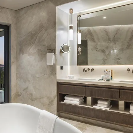 Hilton Airport Hotell 5*