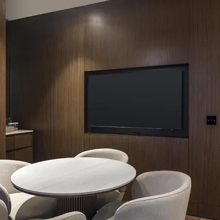 Hilton Airport Hotell 5*