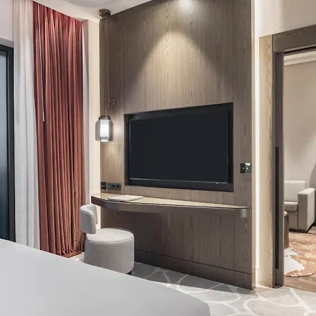 Отель Hilton Airport 5*