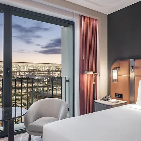 Hilton Airport Hotell 5*
