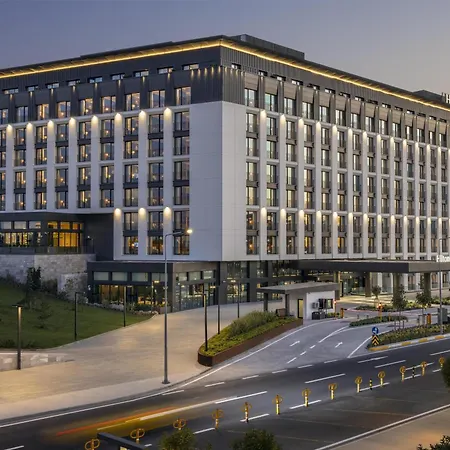 Отель Hilton Airport 5*